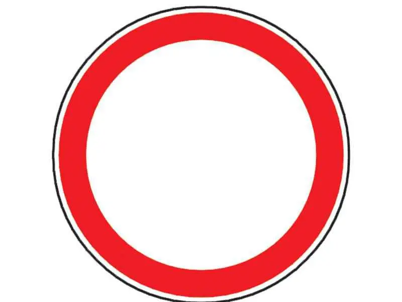 Au voie motocicletele să pătrundă pe sectorul de drum unde este instalat acest indicator?