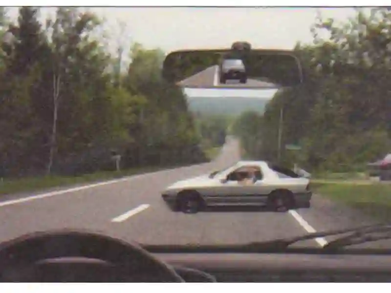Autoturismul alb execută manevra de întoarcere. Cum vei proceda corect?