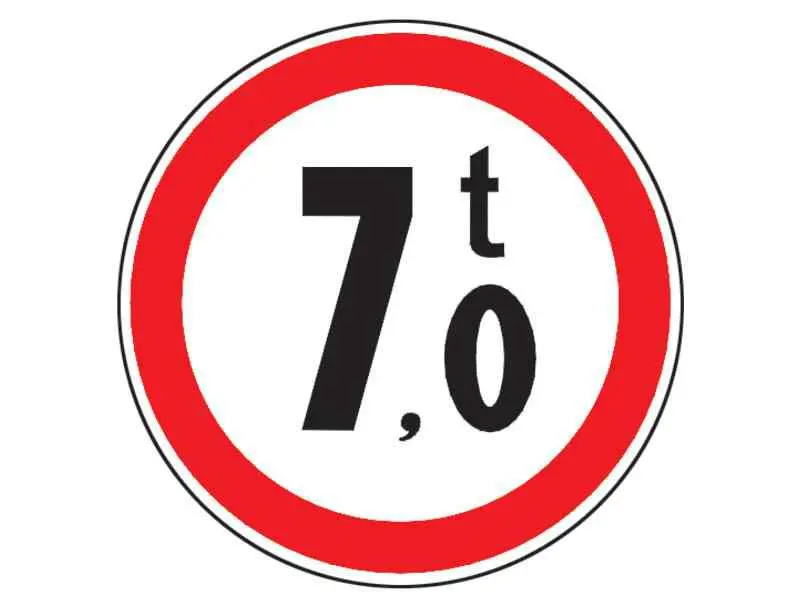 În timp ce conduceţi un autocamion, întâlniţi indicatorul alăturat. Vă puteţi continua deplasarea în acest caz?